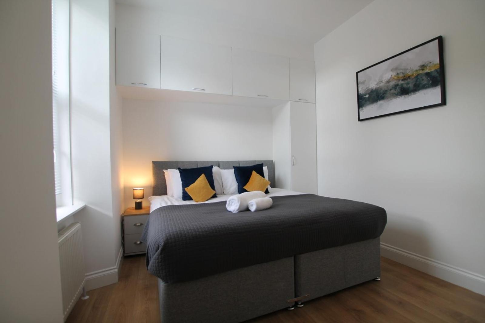 Superb One Bedroom In Apartment *